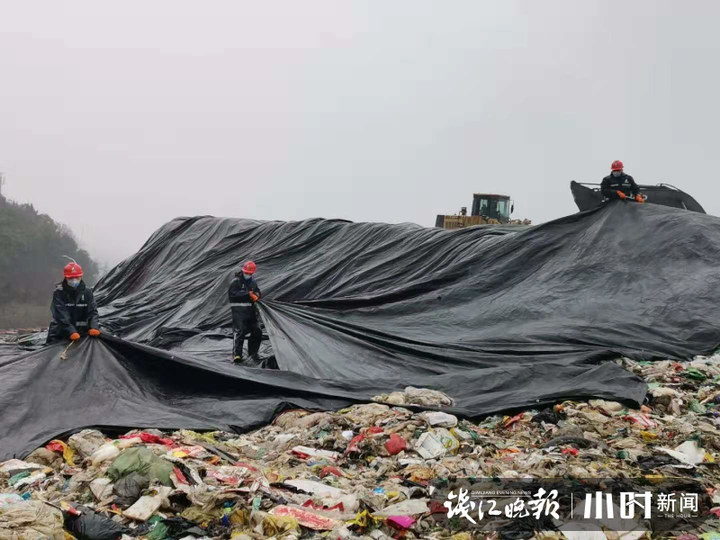 非常时期的杭州天子岭垃圾填埋场,推土机手老沈的工作从凌晨4点就开始