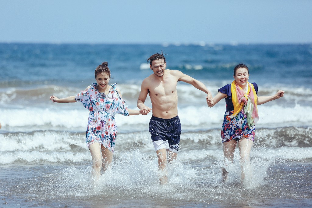 楊爍與妻子海邊踏浪起舞 八塊腹肌超級搶鏡