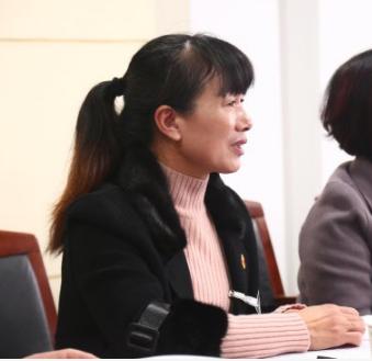 有些到长屿中学上学的学生,坐公交车十分不方便.