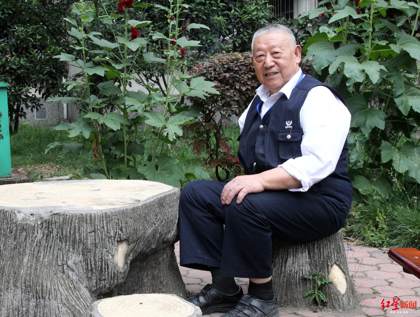 成都独臂老人13年免费教1万多人书法绘画