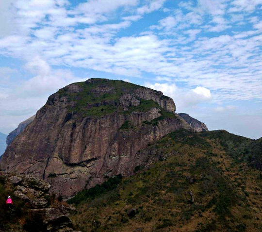 灵通大佛头像,是世界上最大的天然大佛,足足321米,震古烁今!