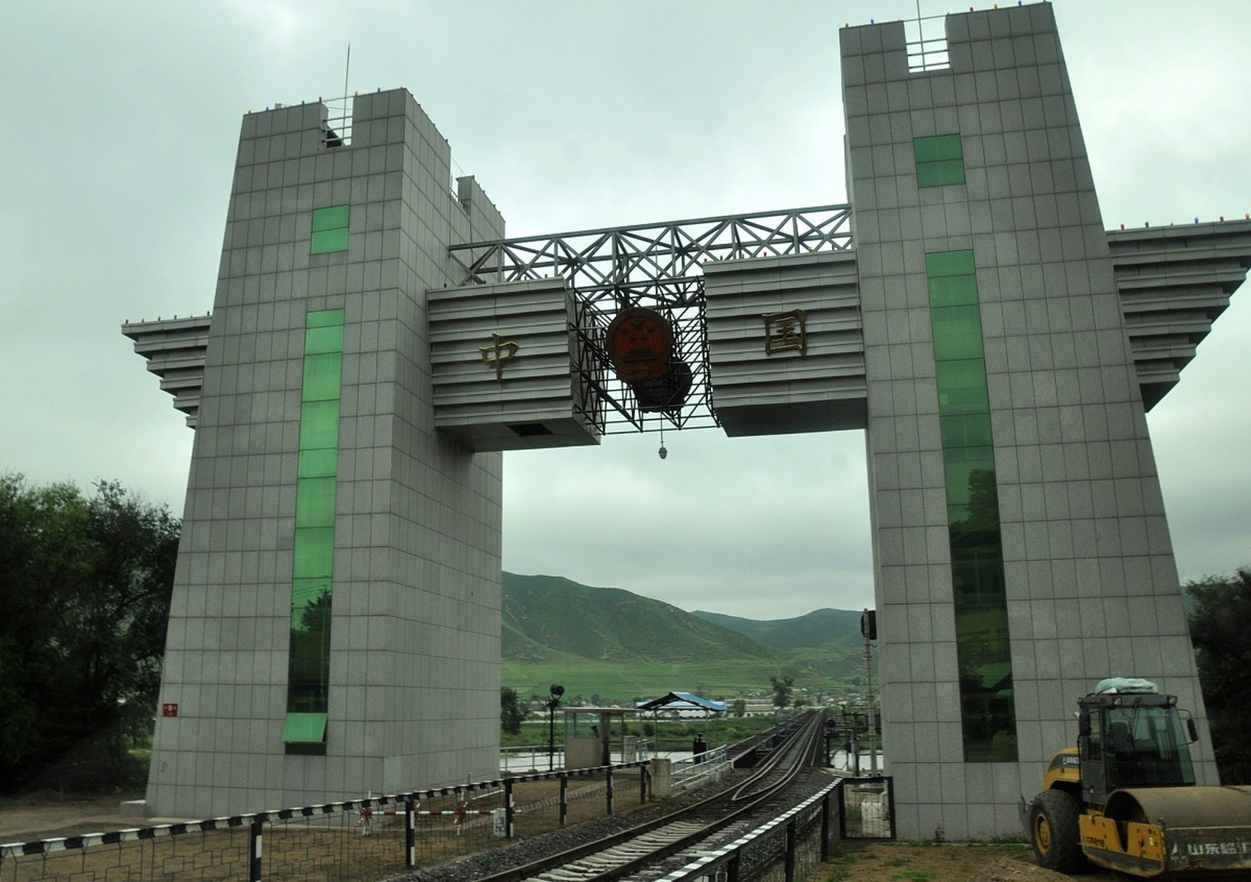 你不知道的朝鲜:在中国的86号界碑旁就是铁路边界,这不到一公里的边境