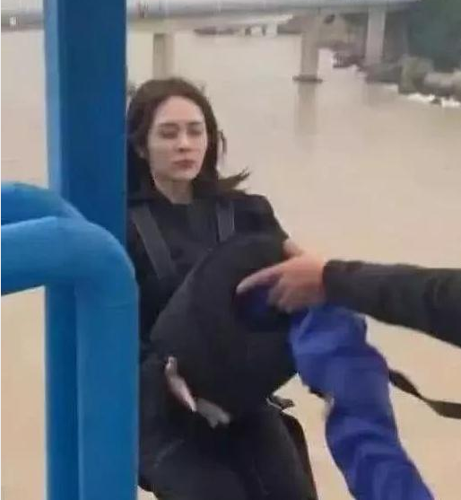 "蹦极小姐姐"淡定脸走红,五官精致像明星,网友:最贵的脸