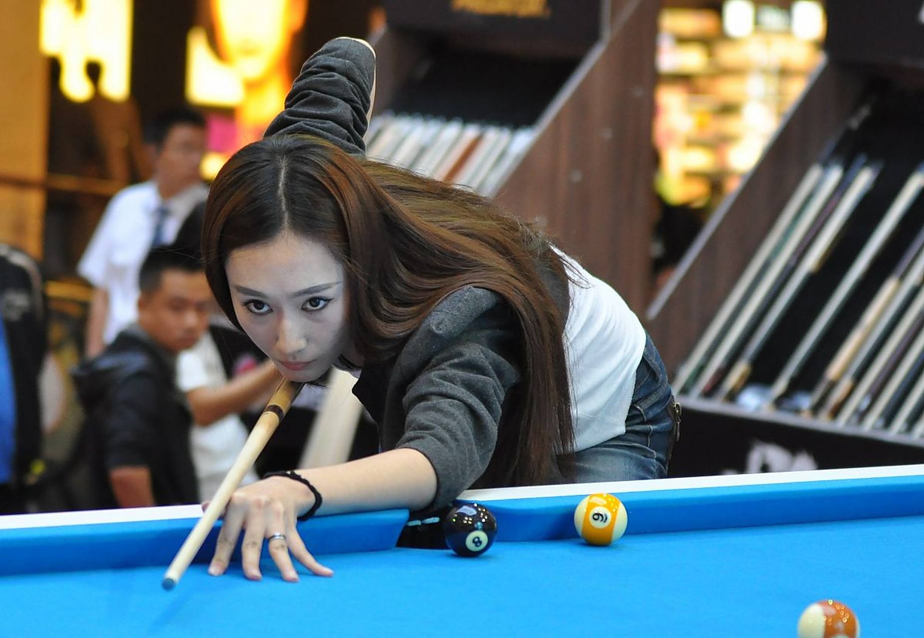 一个九五后男生开台球厅,全年免费打台球,年底结算时候一年净赚700