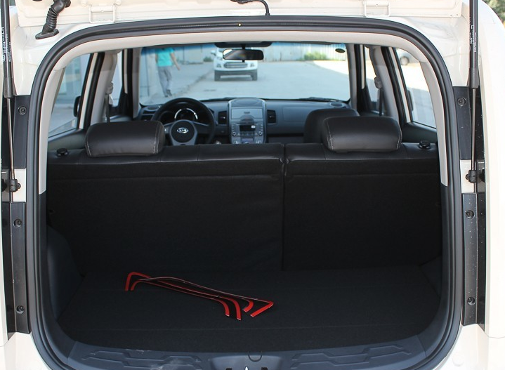 后备箱的空间也完全够用,放行李箱,普通箱子等看得出来都是毫不费力的