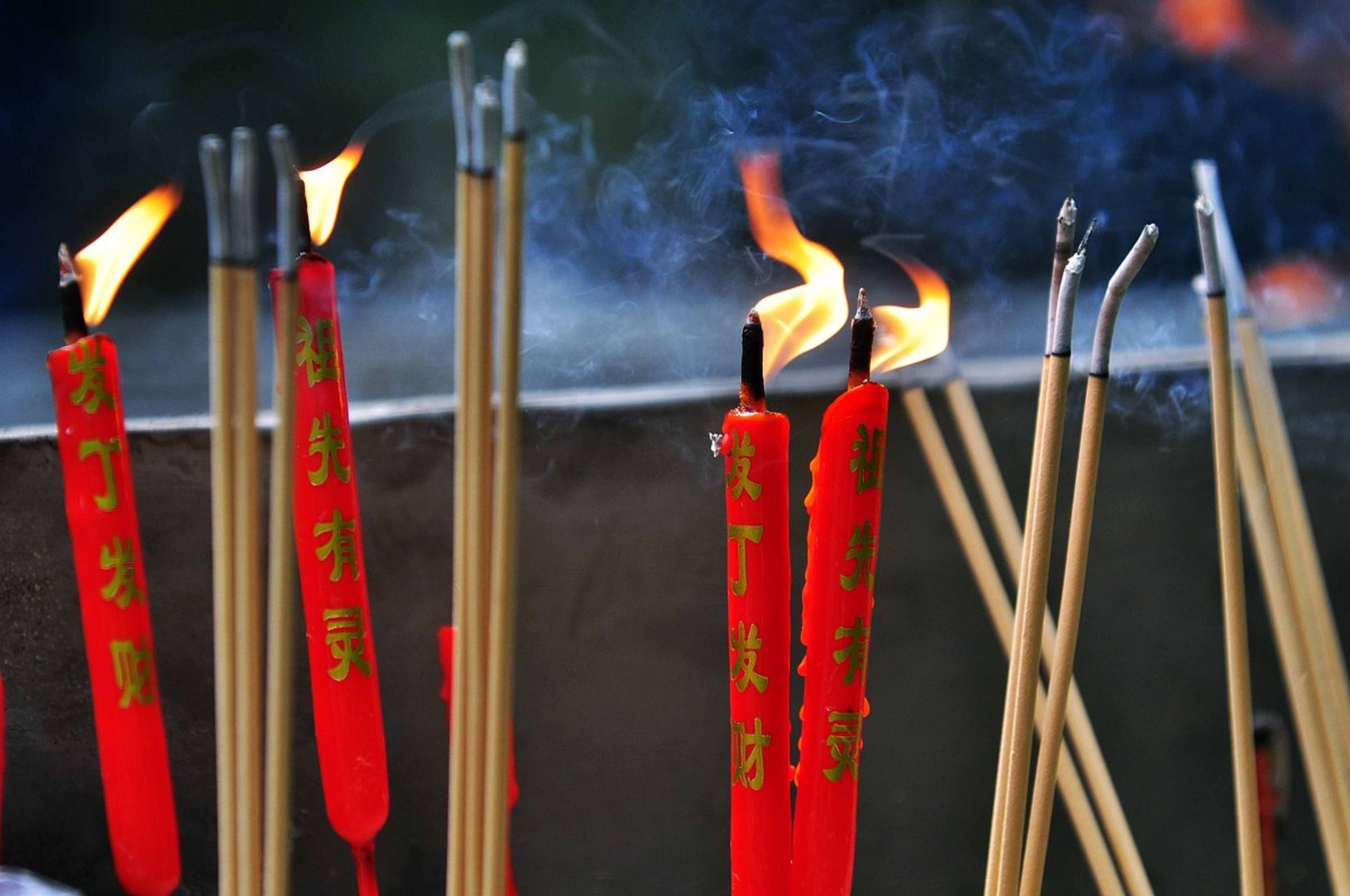 烧香时,人们将三根香从左往右依次插在香炉中,分别代表戒香,定香和