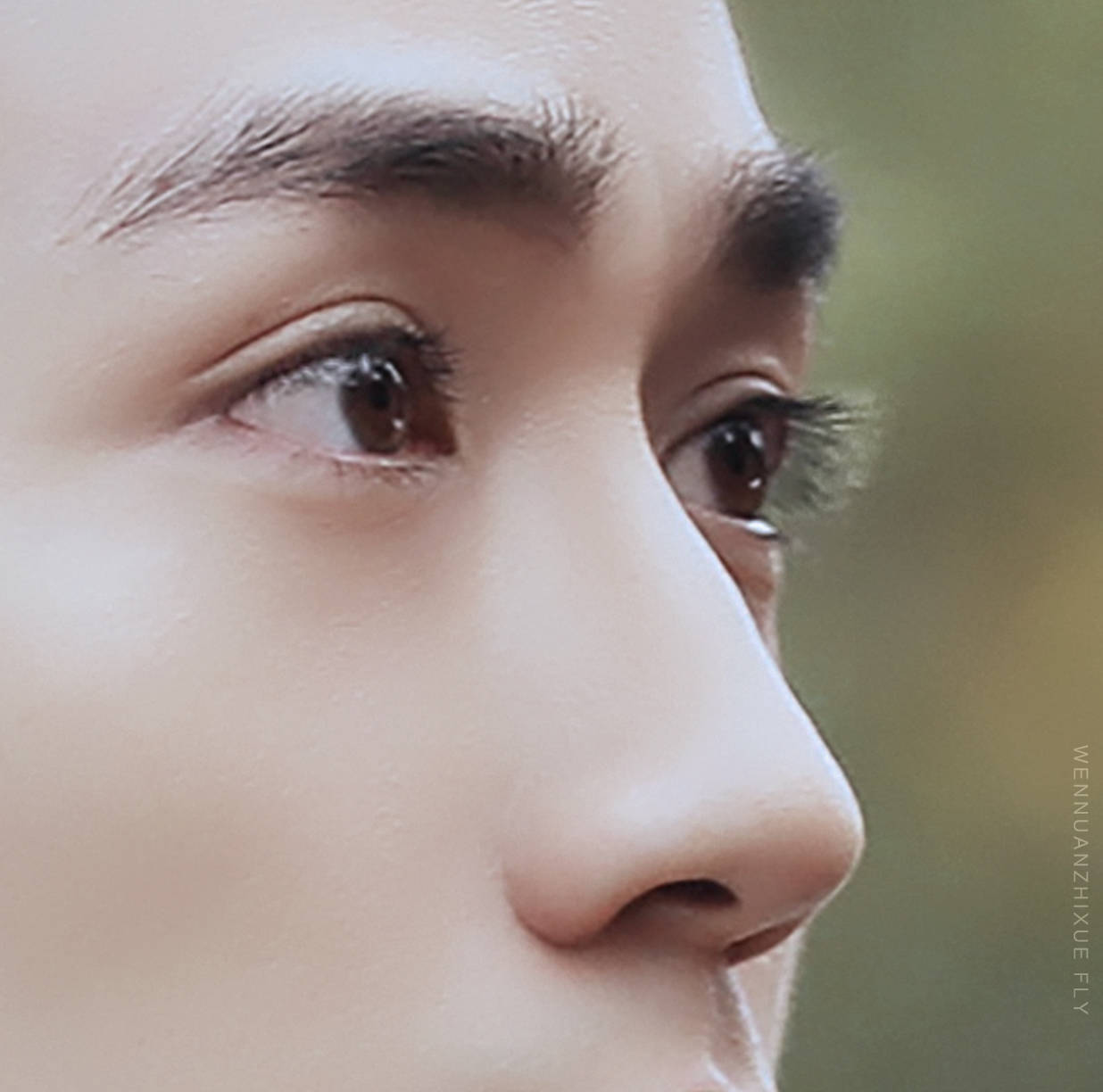 朱一龙玛瑙般的眼睛,看一眼都要"魂"就被吸走了!