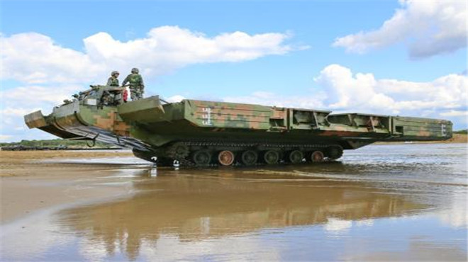 五辆坦克演习竟压断舟桥,损失超7000万,30名官员被撤职处分