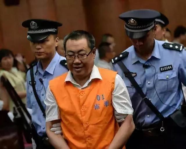 被处分后又落马,这些官员被"一查再查"