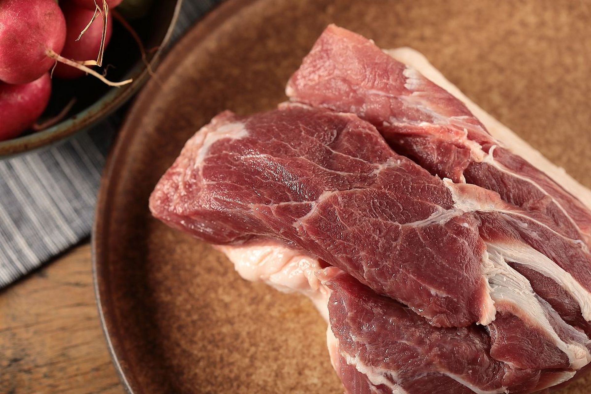 隔山肉是猪肺和猪肝之间的一块瘦肉,也是猪身上最好吃的一块肉.