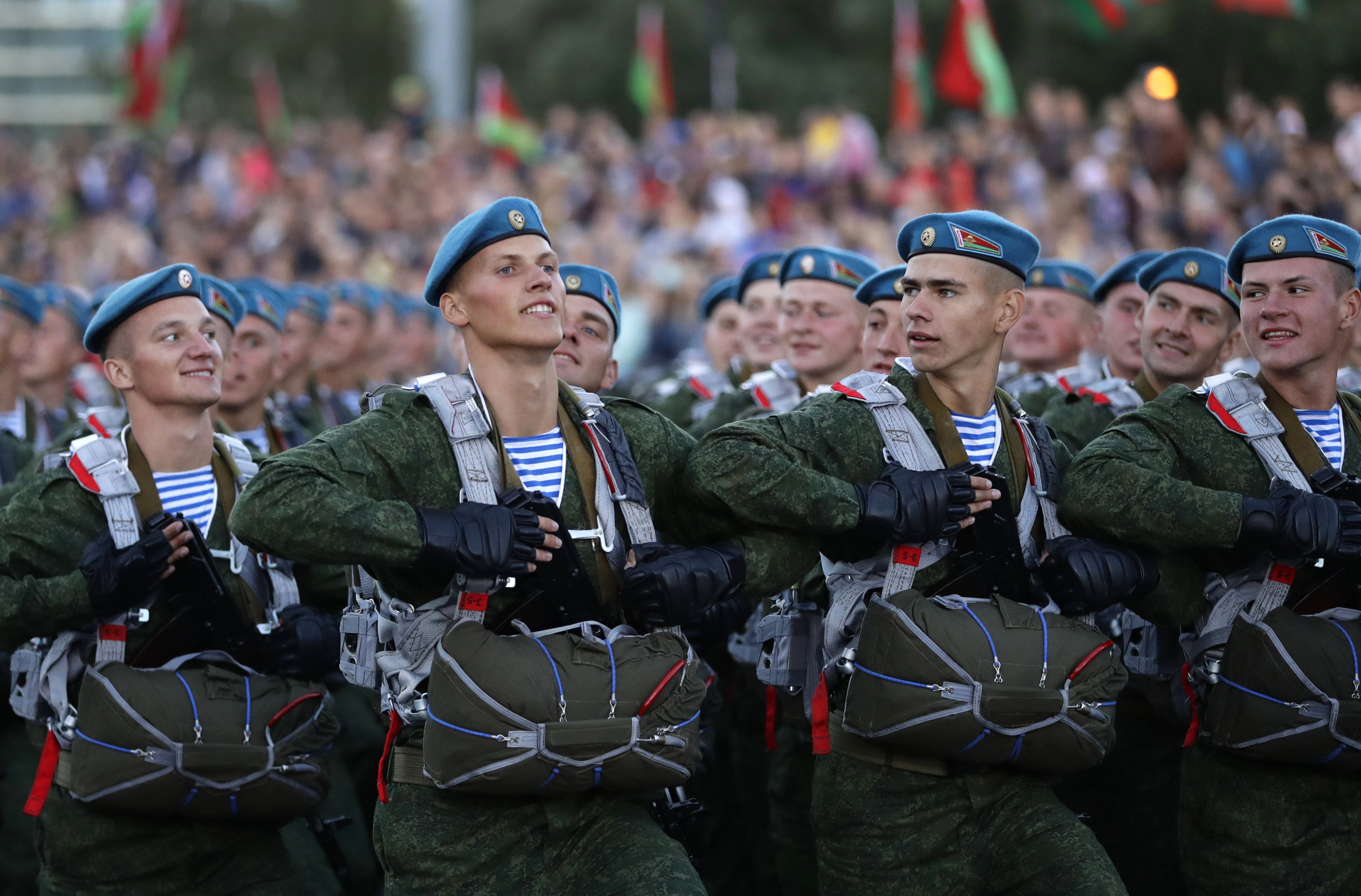 白俄罗斯首都明斯克举行盛大阅兵式