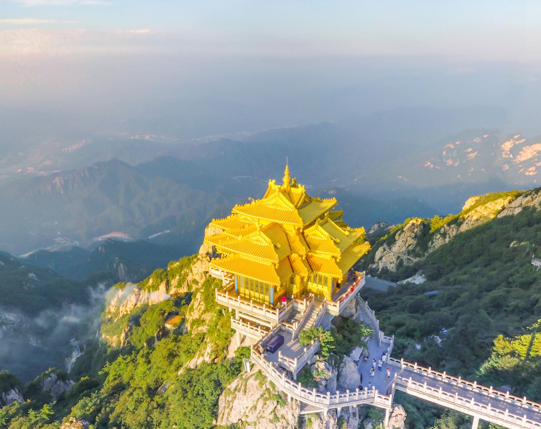 鸟瞰老君山风景区