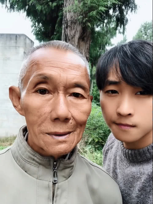 评论区第一个就是当时的一个粉丝的祝福,祝老爷爷身体健康,长命百岁!