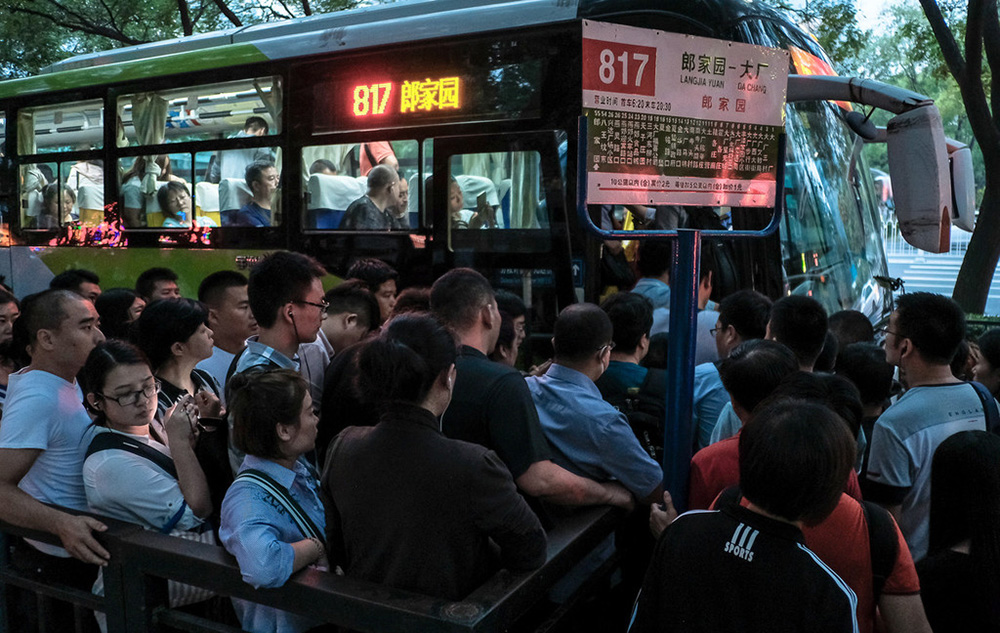 乘坐公交车排队图片