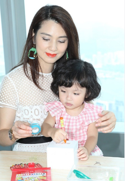 冻龄美女洪欣带女儿出席活动,女儿萌萌哒可爱极了