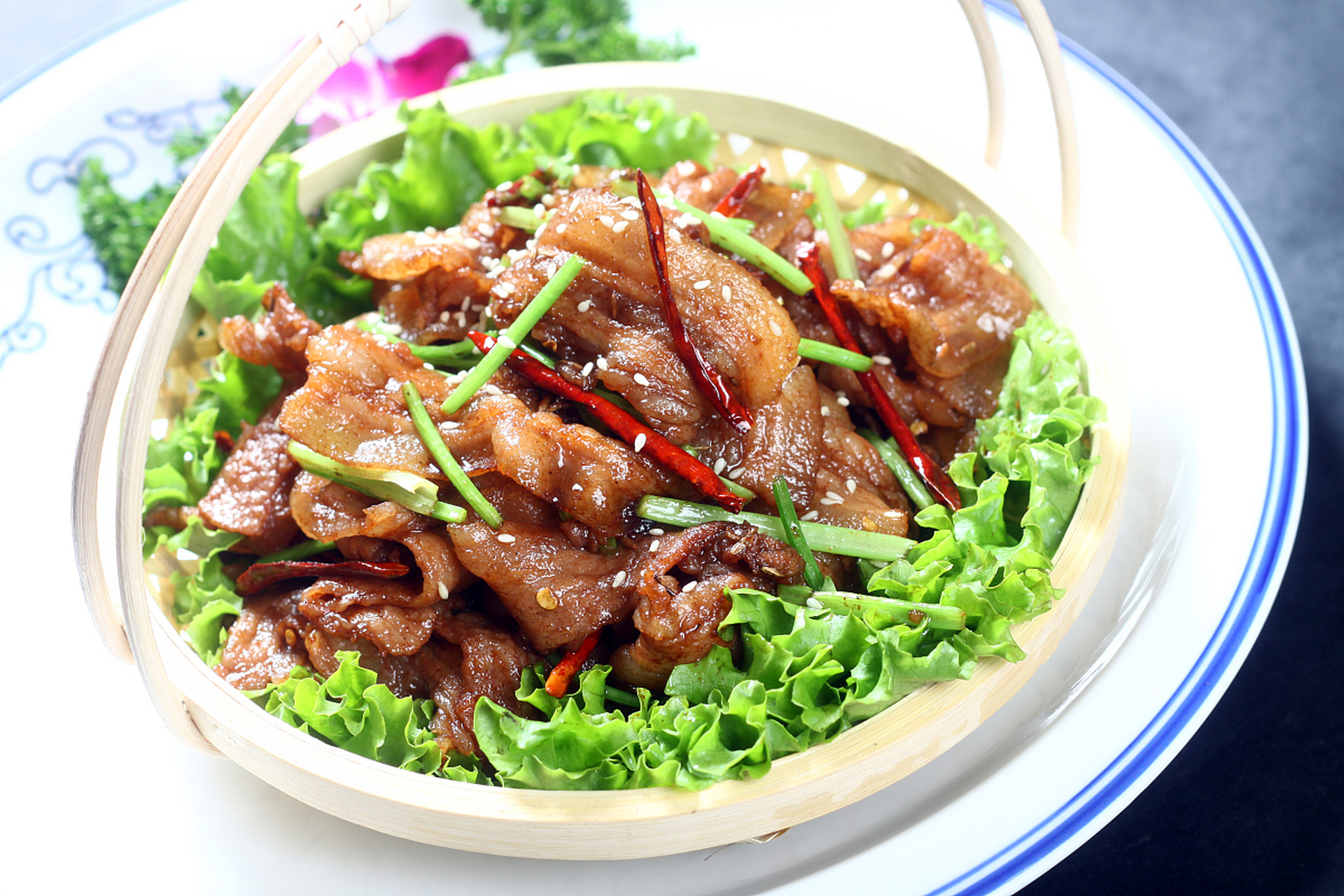 经过适当的烹调,肥瘦相间的五花肉脂肪和瘦肉完美融合,无论是口感还是