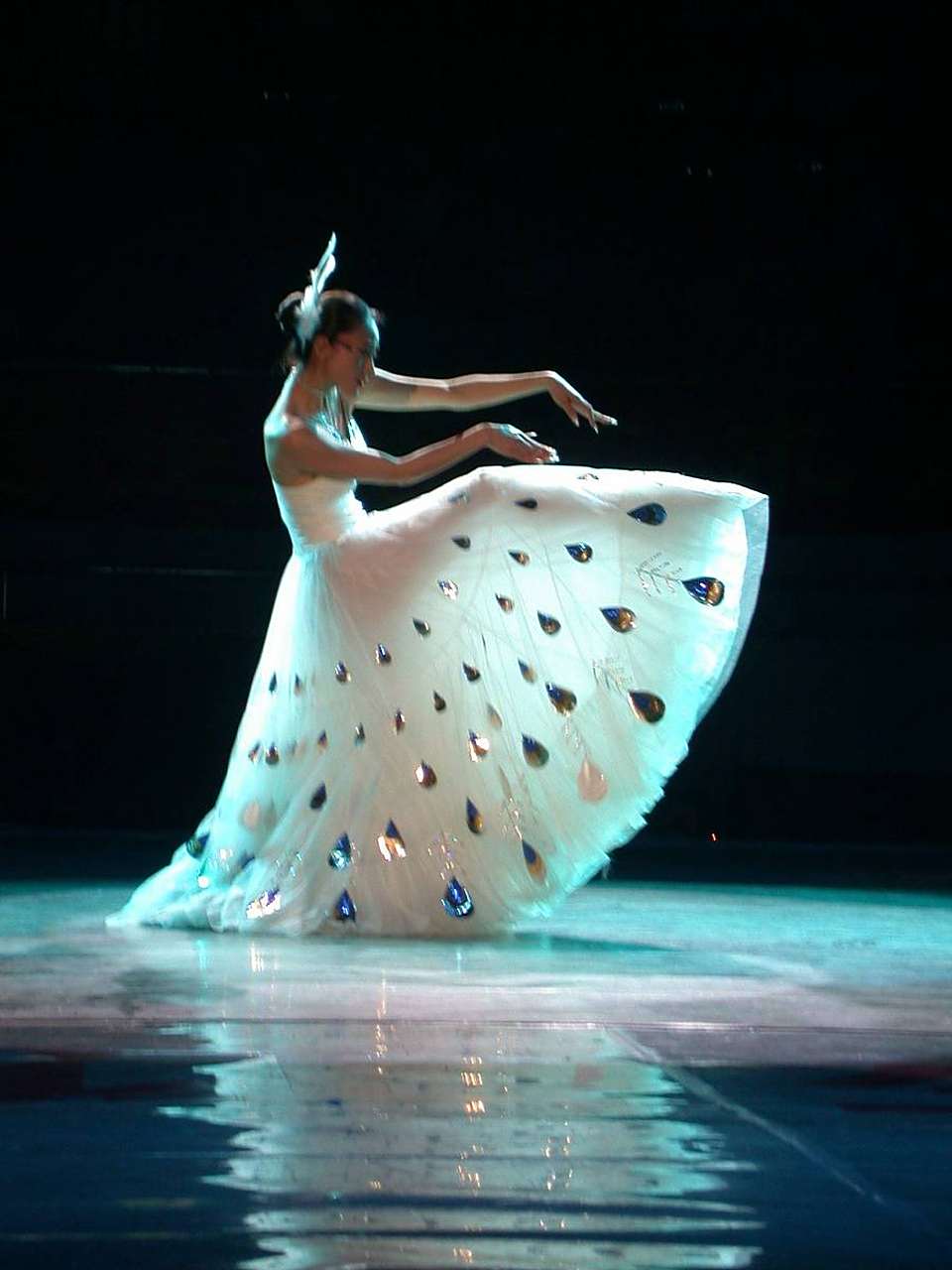 谢娜李维嘉吴昕录制新综艺# 近日,杨丽萍孔雀舞再次引发争议,有人