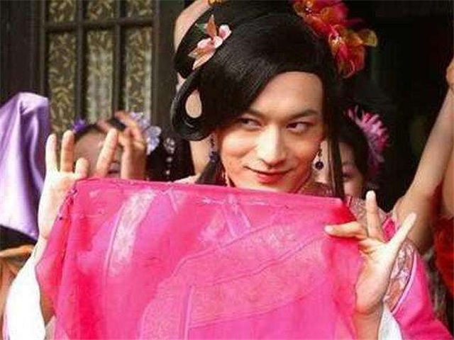 邓伦女装,王俊凯女装,夏志远女装,都不如他的女装好看!