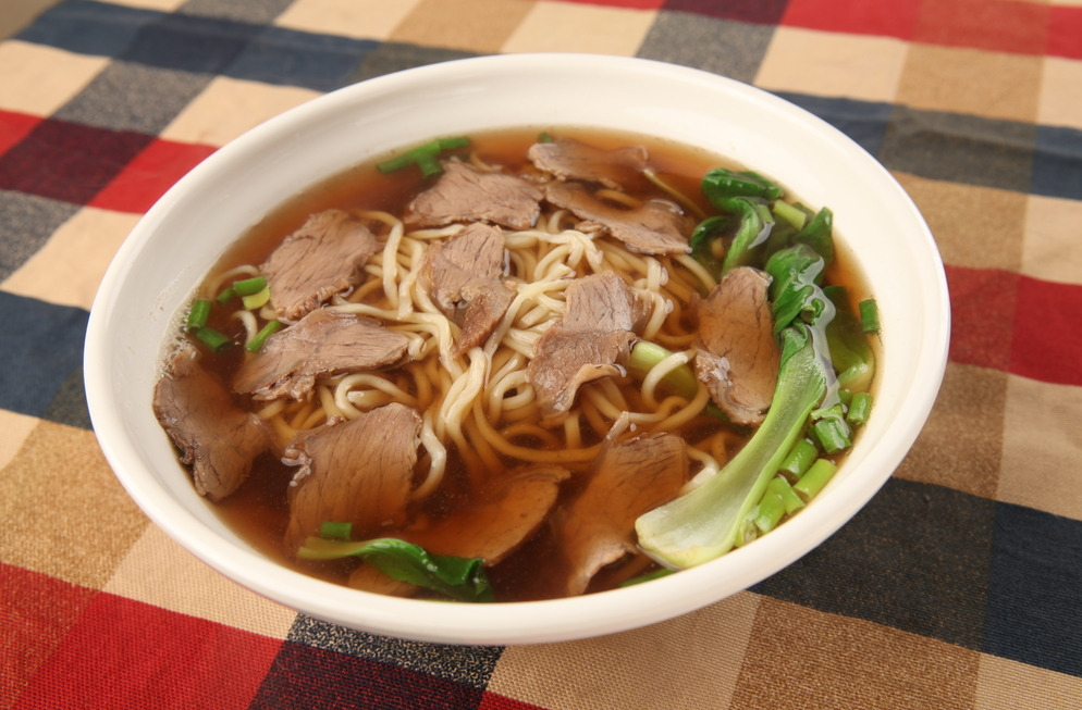 男子饭店用餐,结账时被服务员羞辱怒点36碗面,网友:干得漂亮!