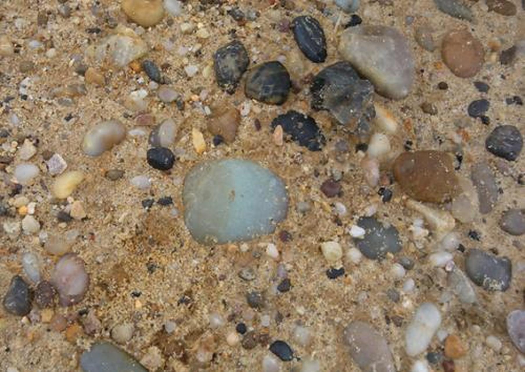 沿海地带的岩石中的矿物,由于不断发生风化,一些矿物