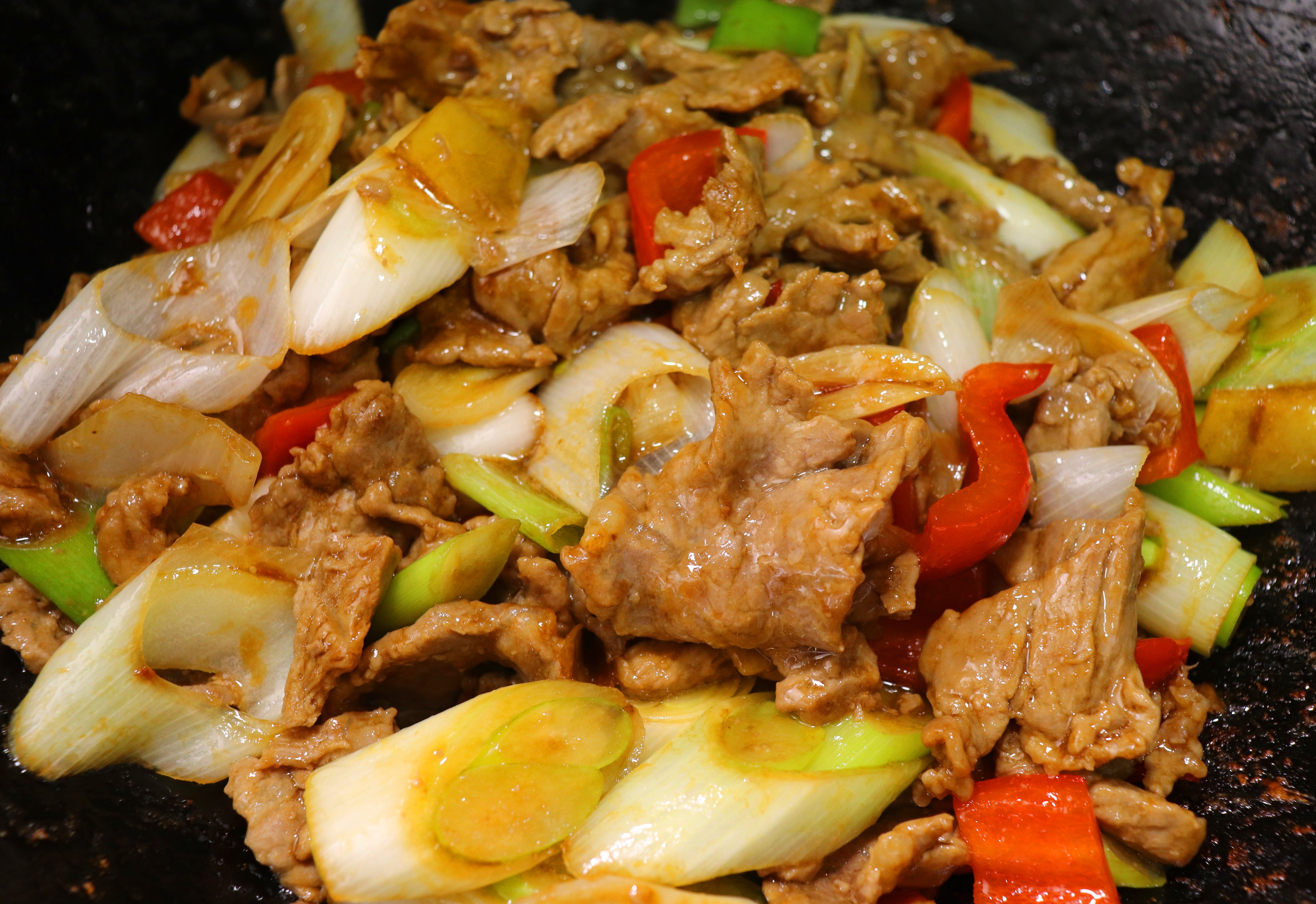 模仿“厨师长王刚”做的“葱爆牛肉”的家常做法,牛肉嫩滑葱香浓
