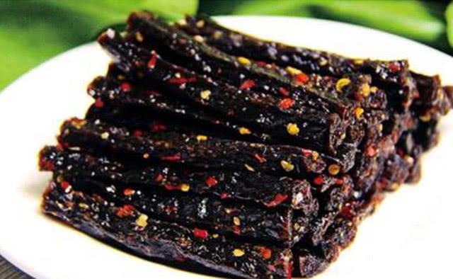 辣中带甜的口感还是不错的,不知道你有没有吃过这种黑色的辣条呢?