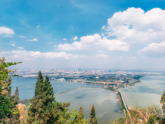 登山漫步,俯瞰天池,云南昆明西山风景区!