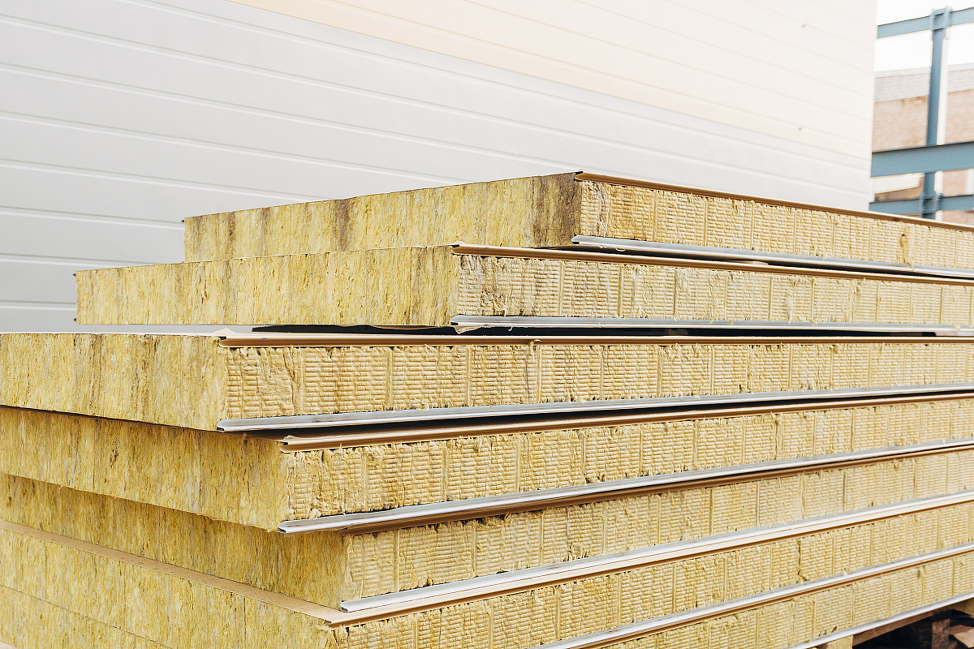 岩棉一体板#岩棉一体板# #铝板保温一体板# #南宁# #广西##岩棉板生产