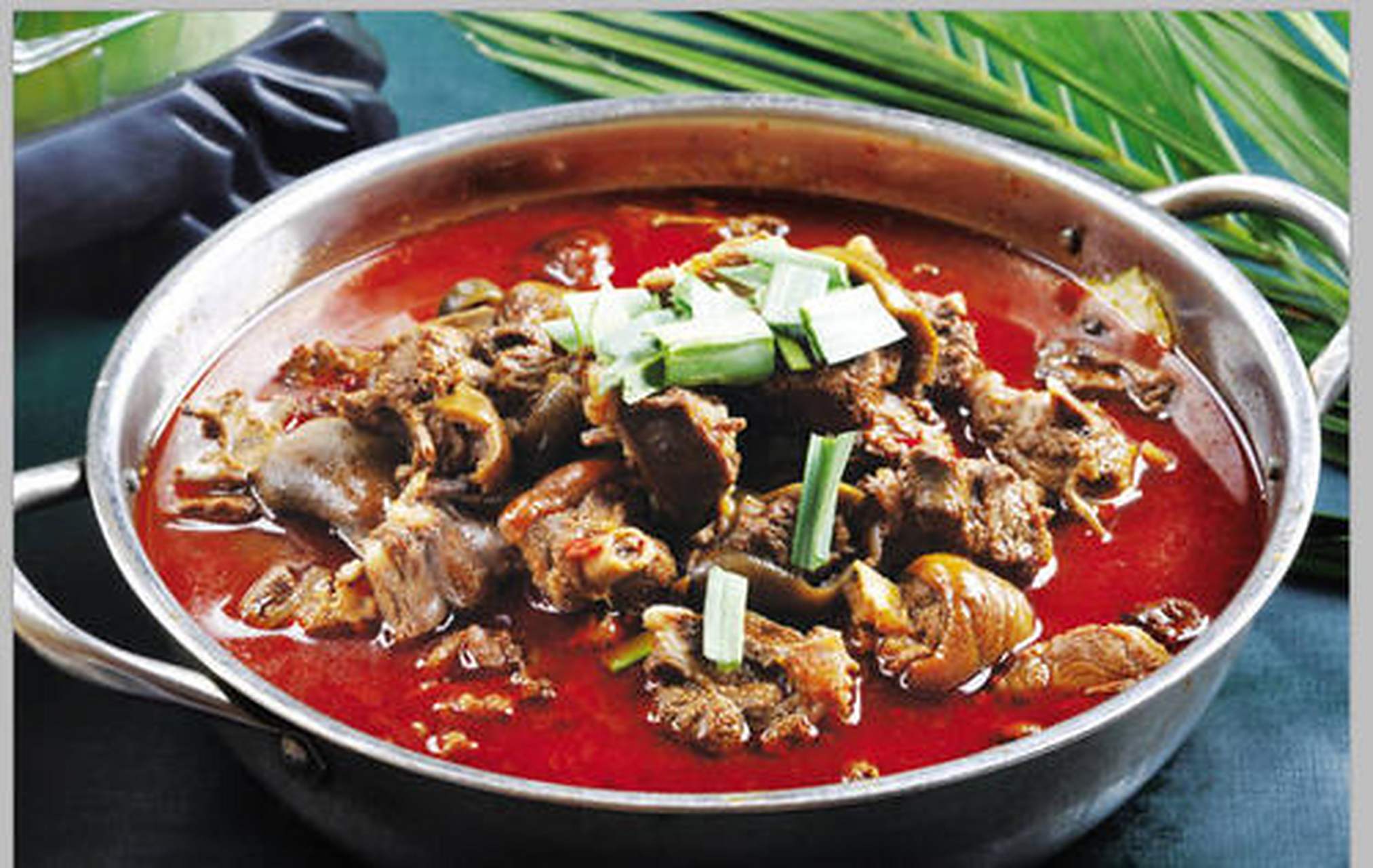 特色锅底,炖的是狗肉,狗杂狗排骨.除了鲜就是辣.