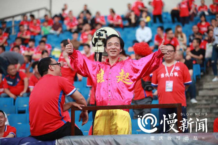 慢新闻·人物 | 重庆球迷"三哥":60年代炭渣操场赤脚踢球 65岁南京领