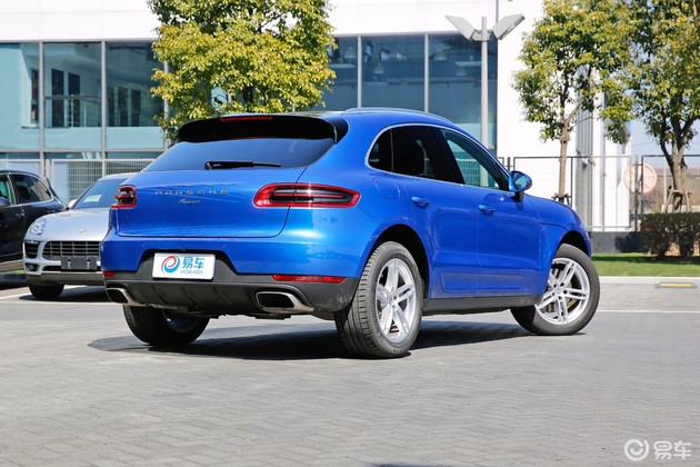 着保时捷标志的新车的,眼花缭乱的选装件让macan没有明显的高低配之分