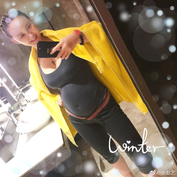 张歆艺首晒泳装孕肚正面照,挺大肚坚持运动气色佳身材好