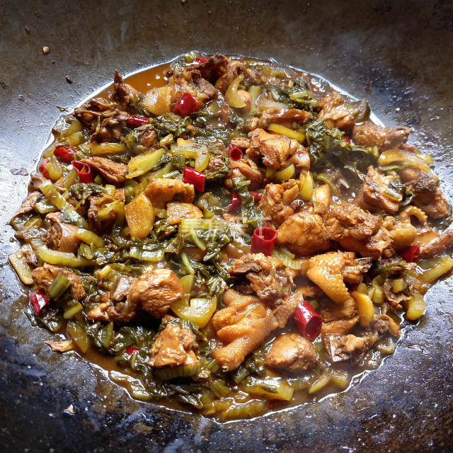 酸菜焖鸡,鸡肉口感滑嫩,汤汁酸爽开胃,越吃越上瘾