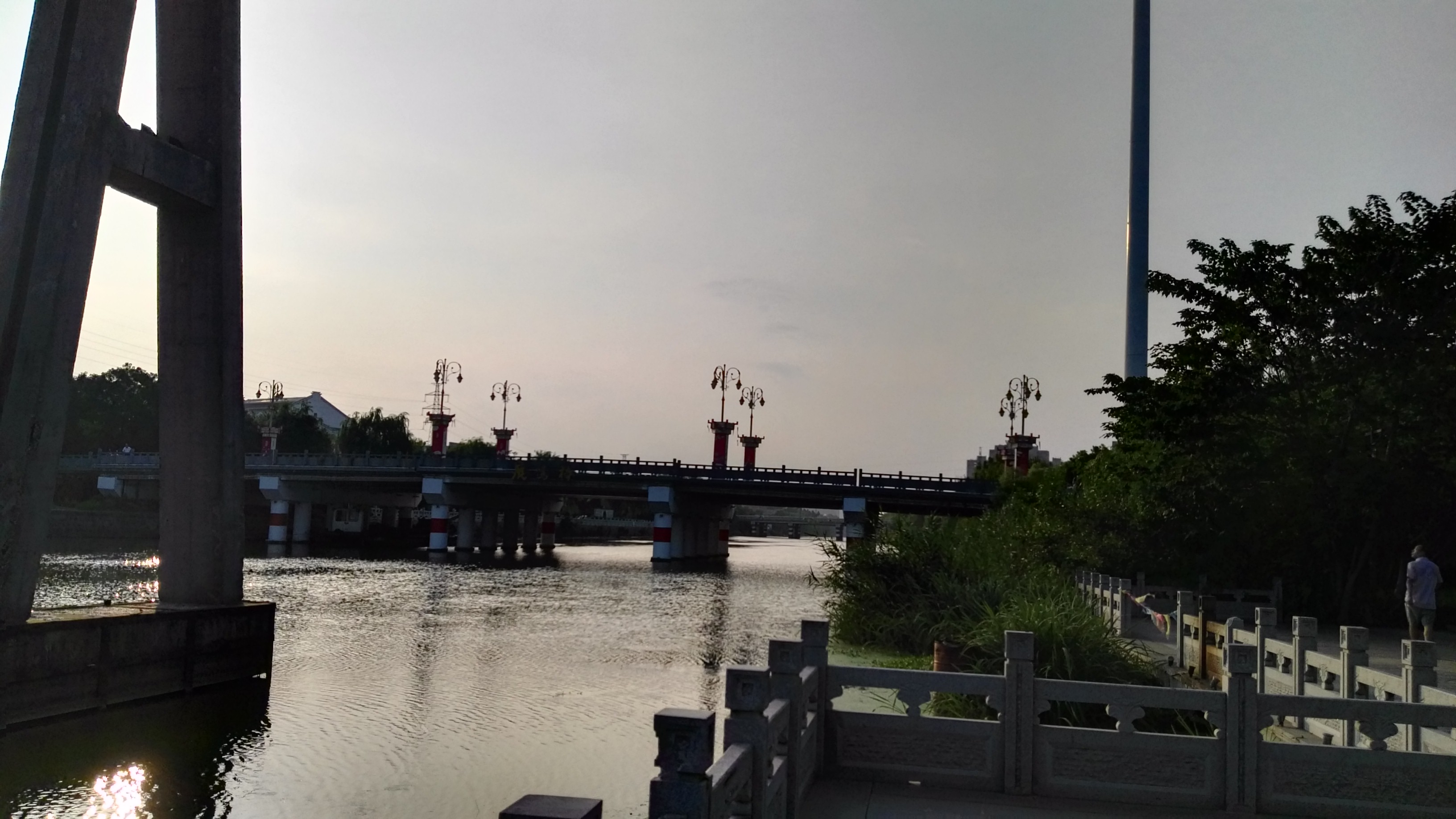 我们来到盐城市的中国海盐历史文化风貌区,景区边的一条长长的串场河