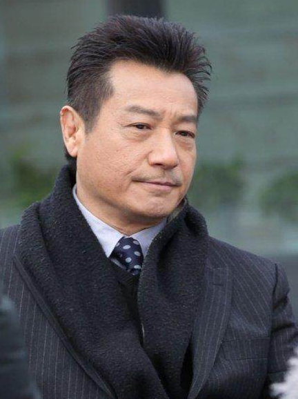 内地70岁以上的男演员,70岁以上男演员内地 70岁冻龄男星天生大哥相,《铁探》中再演大佬,无奈儿子星途平平