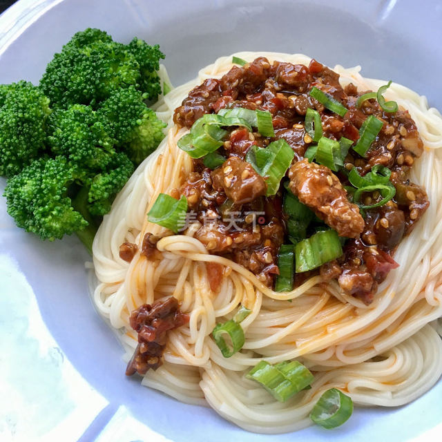 香辣牛肉酱拌面,简单又香气十足,一盘子都不够吃