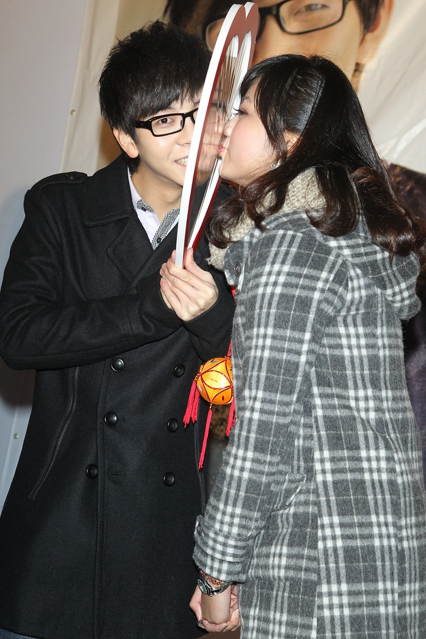 胡夏恋情疑云引发网友热议,这位国民级90后男歌手的感情生活一直备受