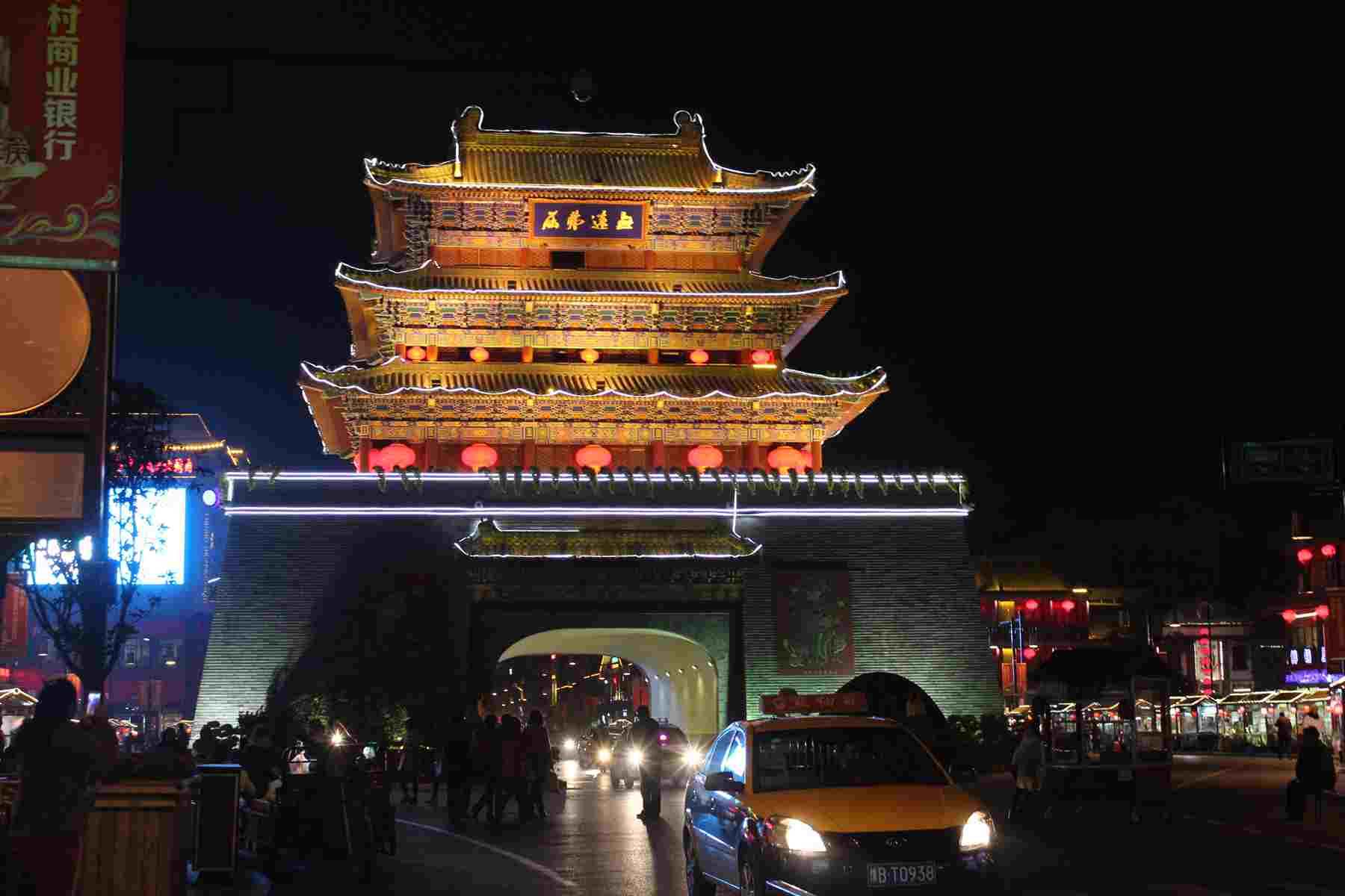 安阳鼓楼 钟楼内悬挂明代一大铜钟,重860公斤,系铜掺银而铸.