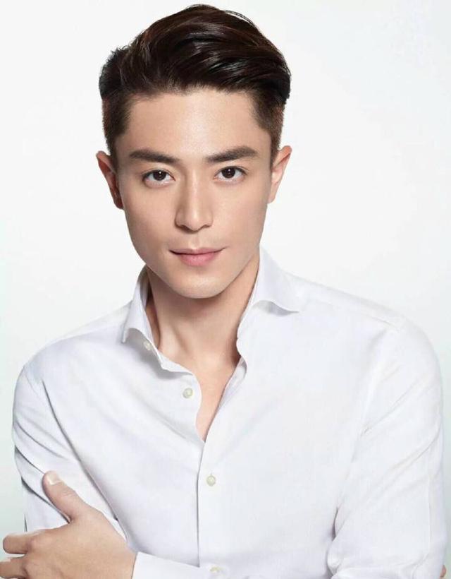 与霍建华的合影,张张都是冰块脸,唯独最后一位不同,网友:有爱