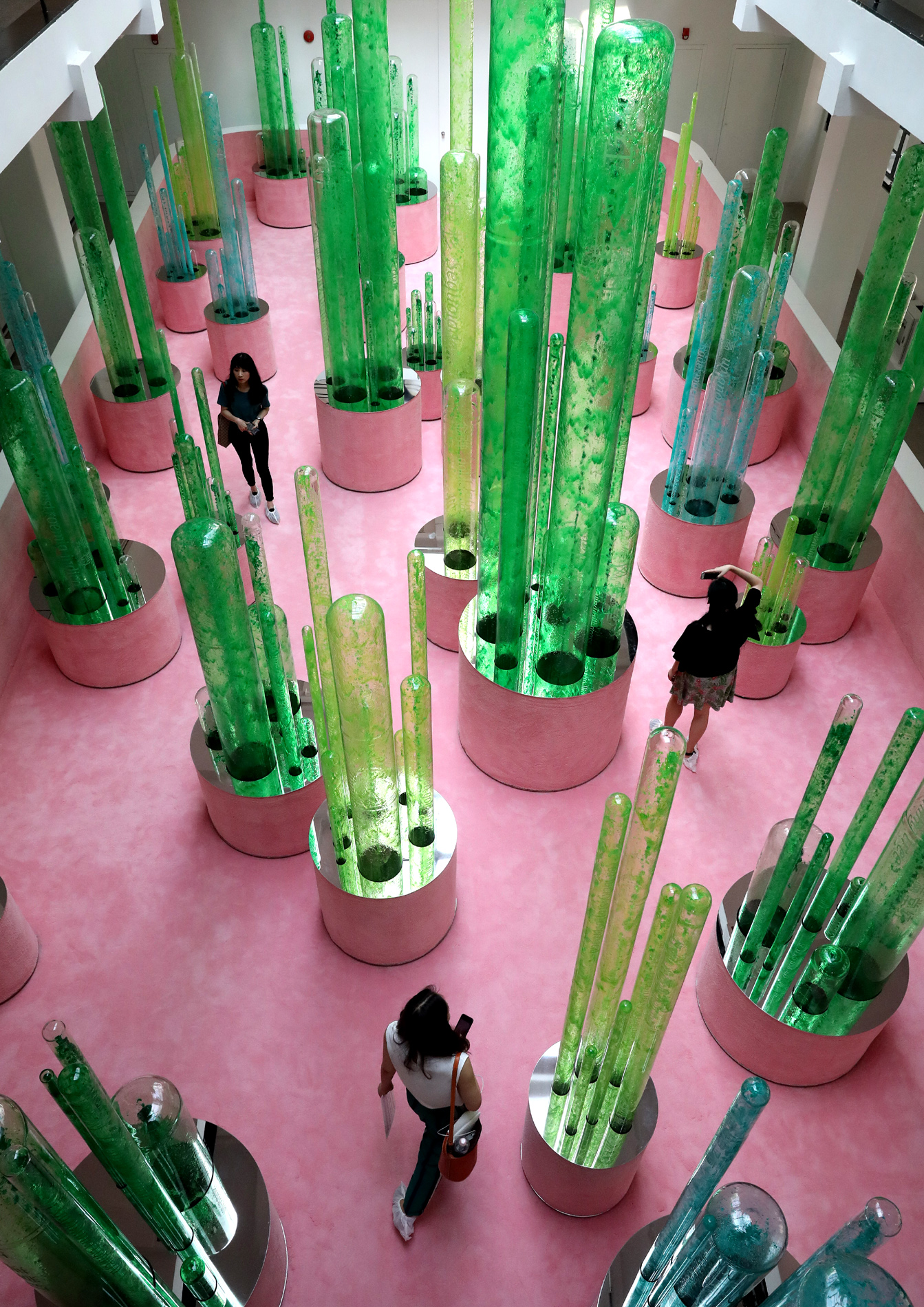 上海举办装置艺术展(1)