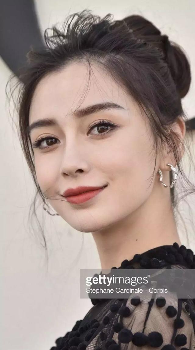 当红流量近景大头贴,刘昊然皮肤太写实,蔡徐坤比想象中俊秀很多