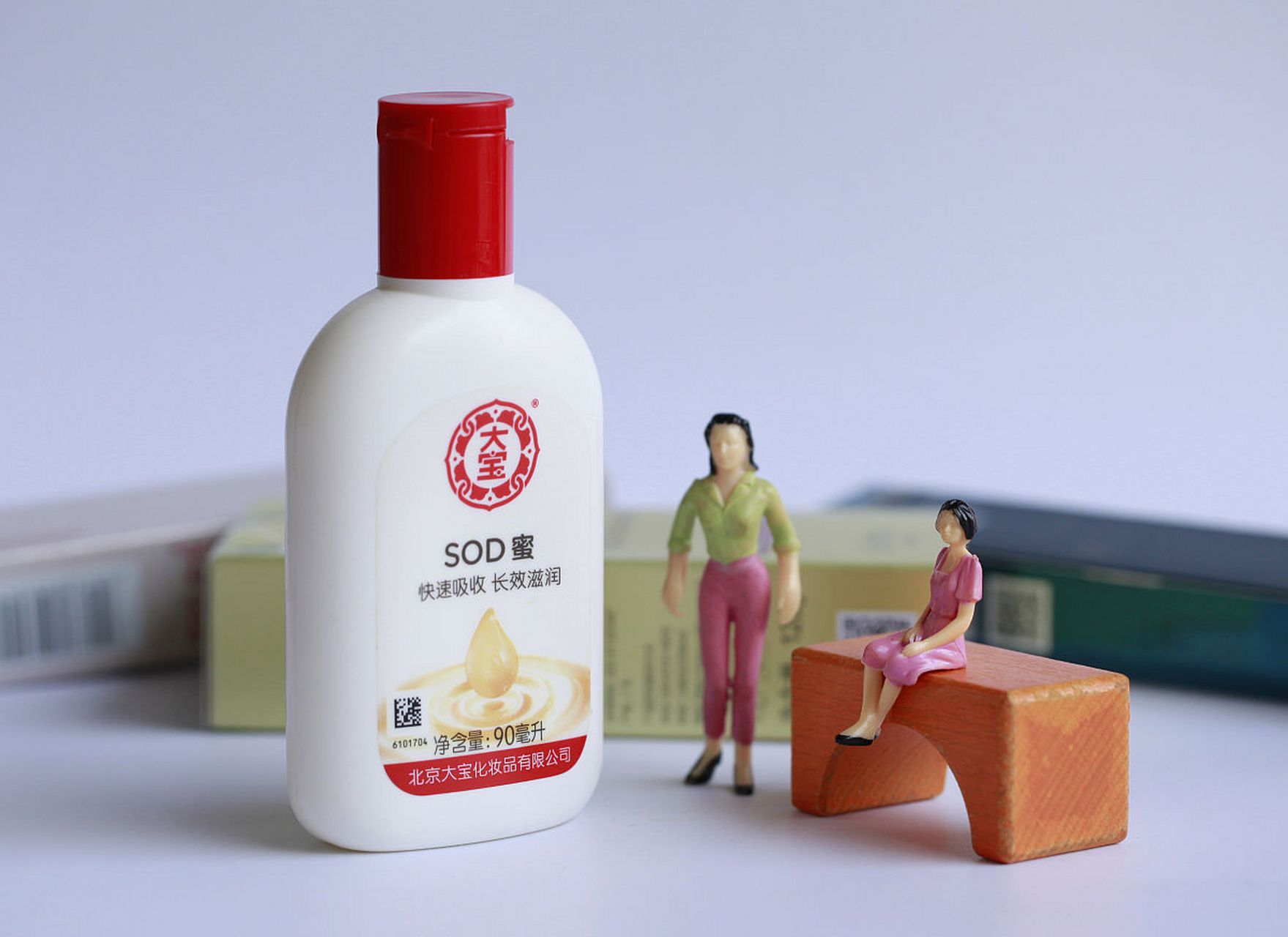 大宝sod蜜,大宝是有口皆碑的,身为中国人我想应该都用过吧,价格便宜