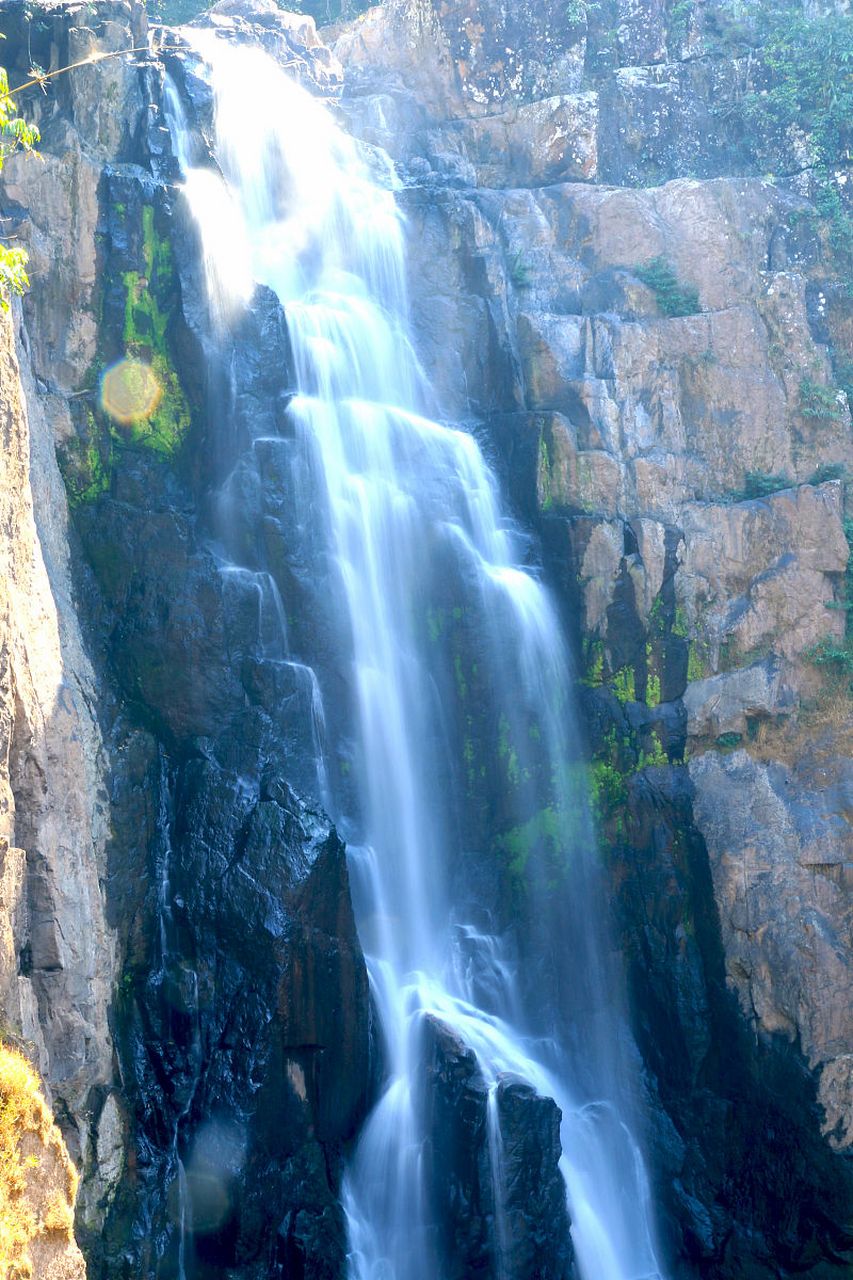 📍 陕西·西安  西安高冠瀑布,一帘倾泻如银河落九天的自然奇观💦