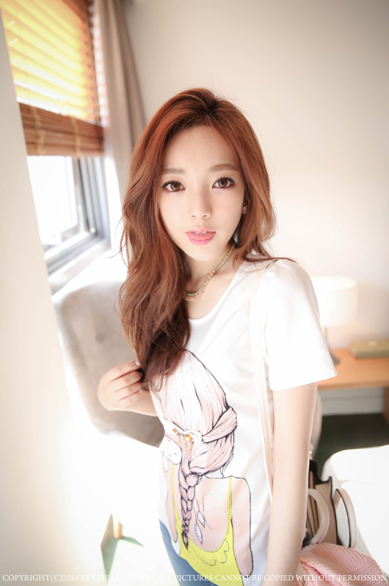 朴知贤:古灵精怪如蜜桃般,身着白色t恤的她你觉得怎么样呢