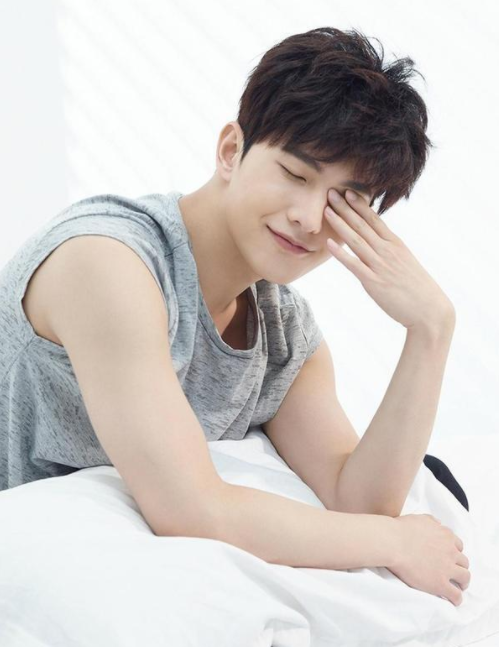 杨洋迪拜游玩被网友偶遇,单手插兜很帅气,不愧是这条街最靓的仔