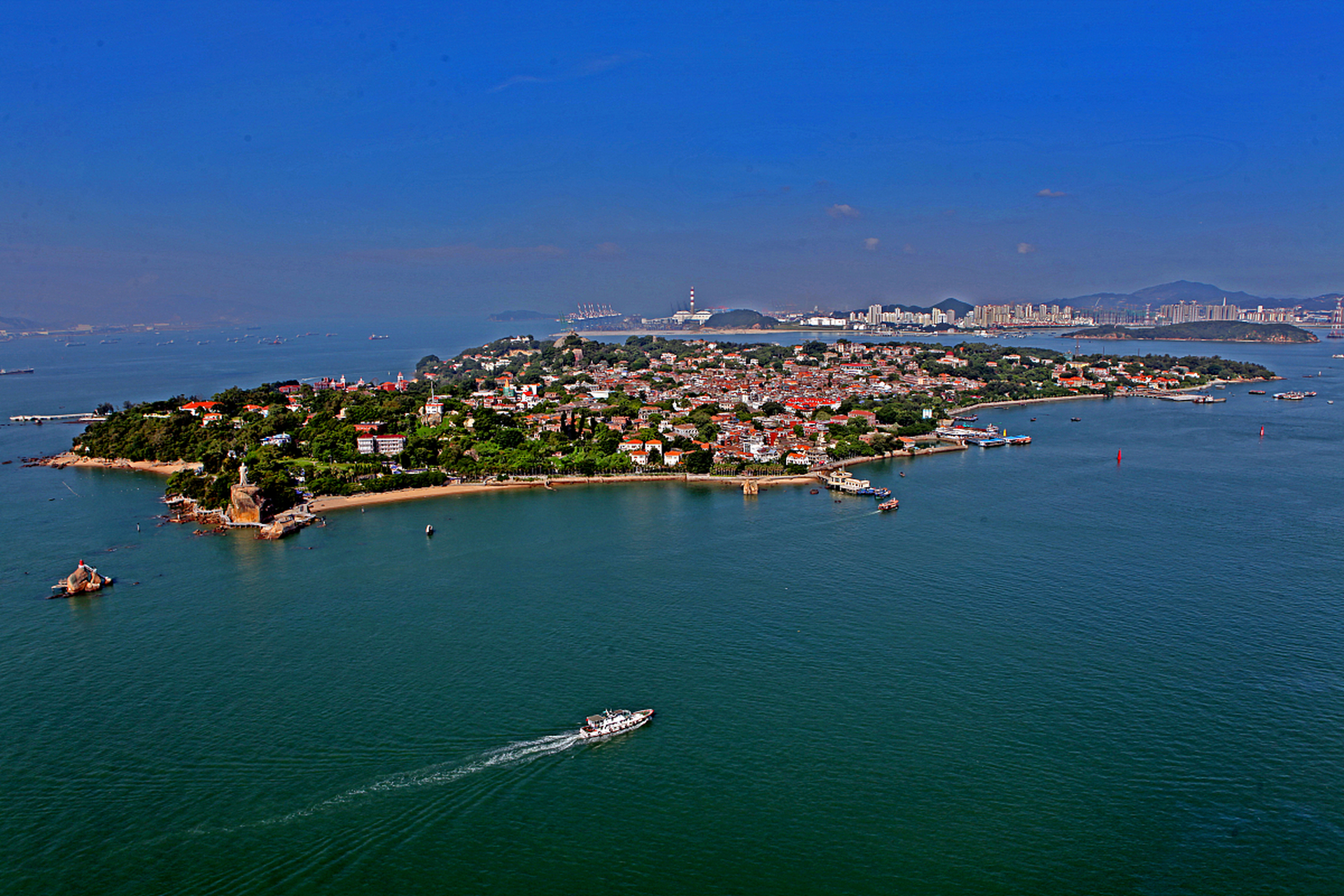 鼓浪屿,海上花园.它位于厦门市西的厦鼓海峡,面积不足2平方千米.