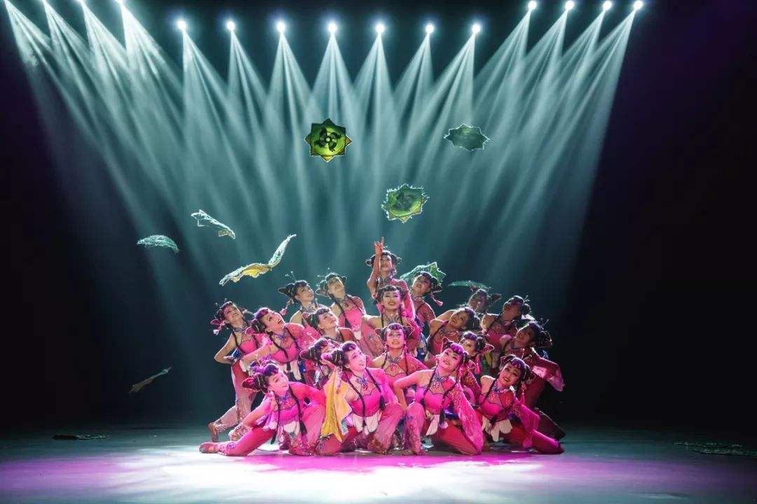 拿起手绢,穿上花衣,扭起那东北的大秧歌