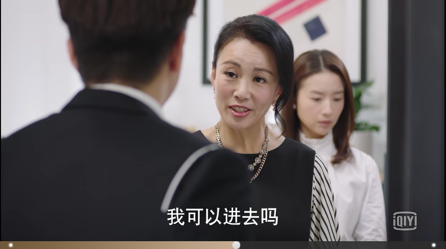 幸福一家人:王烁向房天心告白被后妈质问,王烁一句话让她闭嘴!