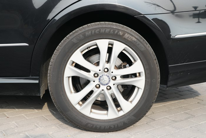 老款奔驰e不失知性与优雅,媳妇儿亲自上阵,多多指教