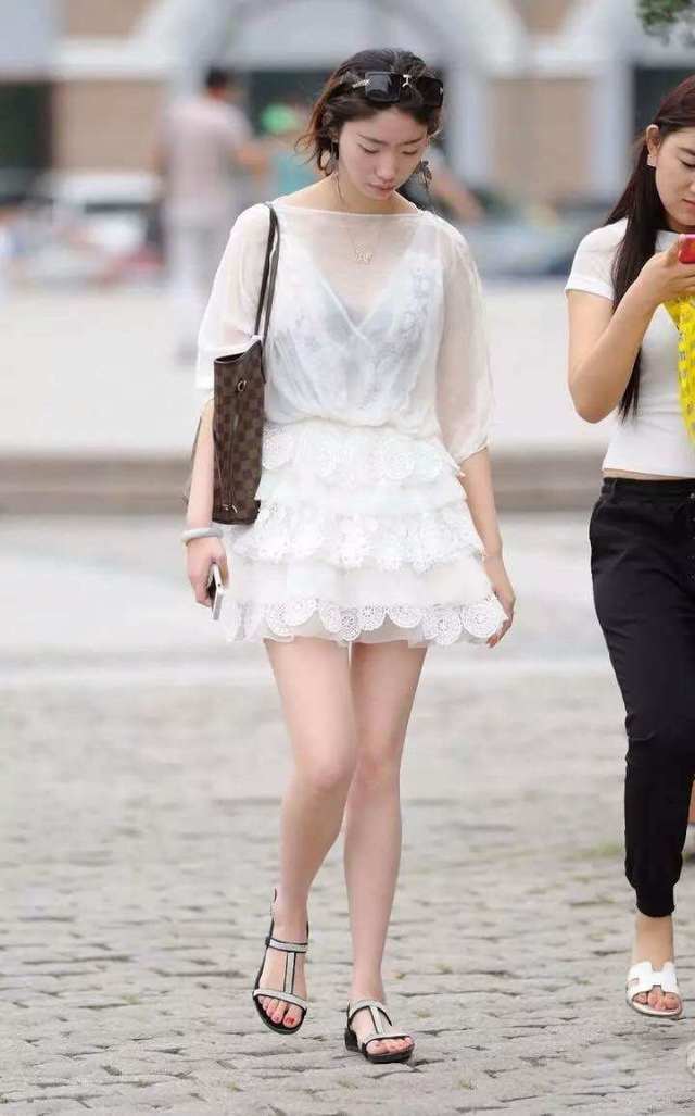 街拍:透明蕾丝连衣短裙的姑娘,凸显迷人白皙大长腿!很是迷人!